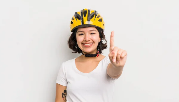 Pretty Hispanic Girl Smiling Looking Friendly Showing Number One Bike — Stock Photo, Image