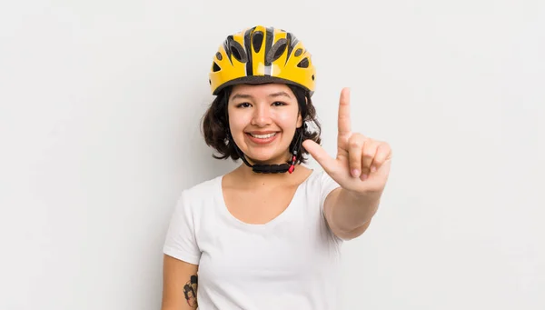 Dość Latynoska Dziewczyna Uśmiechnięta Przyjazna Pokazując Numer Dwa Koncepcja Roweru — Zdjęcie stockowe