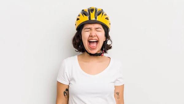 Dość Latynoska Dziewczyna Krzyczy Agresywnie Wyglądając Bardzo Wściekłą Koncepcja Roweru — Zdjęcie stockowe