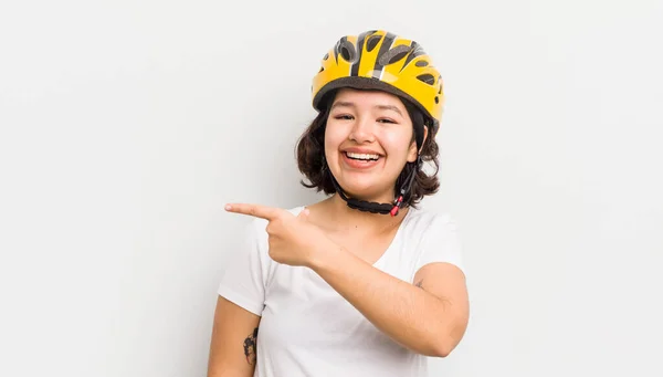 Pretty Hispanic Girl Looking Excited Surprised Pointing Side Bike Concept — Stock Photo, Image