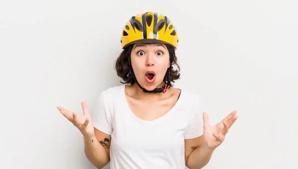 Dość Latynoska Dziewczyna Czuje Się Bardzo Zszokowany Zaskoczony Koncepcja Roweru — Zdjęcie stockowe