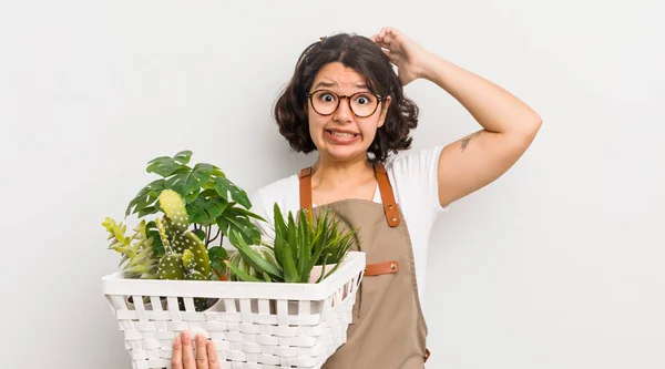 Chica Bastante Hispana Sentirse Estresada Ansiosa Asustada Con Las Manos — Foto de Stock