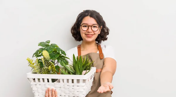 Menina Muito Hispânica Sorrindo Feliz Com Amigável Oferecendo Mostrando Conceito — Fotografia de Stock