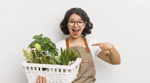 Menina Muito Hispânica Sentindo Feliz Apontando Para Mesmo Com Animado — Fotografia de Stock