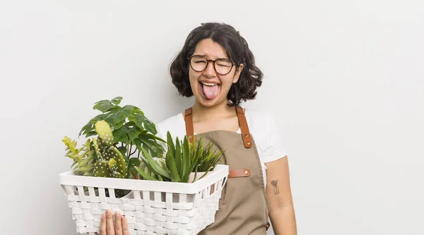 Chica Hispana Bonita Con Actitud Alegre Rebelde Bromeando Sacando Lengua — Foto de Stock