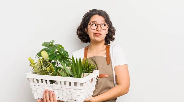 Menina Bastante Hispânica Encolhendo Ombros Sentindo Confusa Incerta Conceito Plantas — Fotografia de Stock