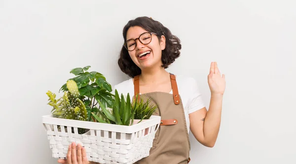 Bonita Chica Hispana Sonriendo Felizmente Saludándote Con Mano Dándote Bienvenida — Foto de Stock