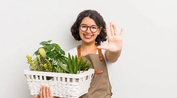 Chica Hispana Bonita Sonriendo Buscando Amigable Mostrando Número Cinco Concepto — Foto de Stock