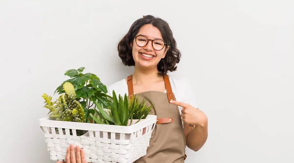 Menina Bastante Hispânica Sorrindo Alegremente Sentindo Feliz Apontando Para Lado — Fotografia de Stock