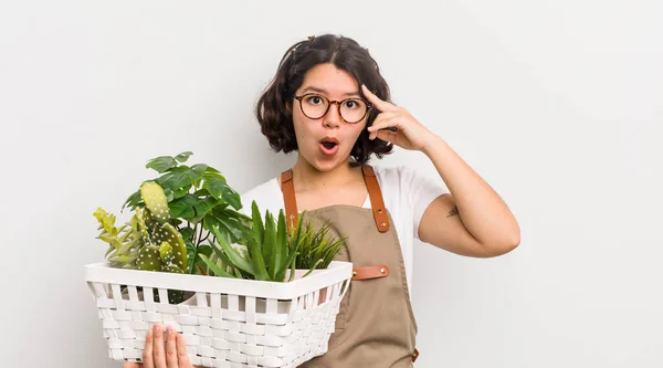 Menina Bastante Hispânica Olhando Surpreso Percebendo Novo Pensamento Ideia Conceito — Fotografia de Stock