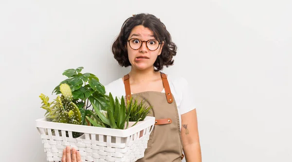 Menina Bastante Hispânica Parecendo Confuso Confuso Conceito Plantas — Fotografia de Stock