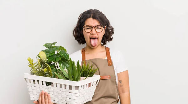 Una Chica Bastante Hispana Sintiéndose Disgustada Irritada Con Lengua Fuera — Foto de Stock