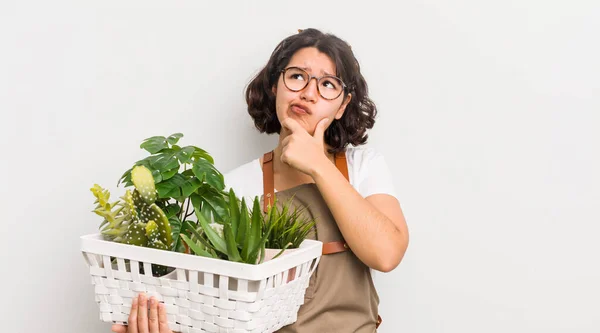 Menina Bastante Hispânica Pensando Sentindo Duvidosa Confusa Conceito Plantas — Fotografia de Stock