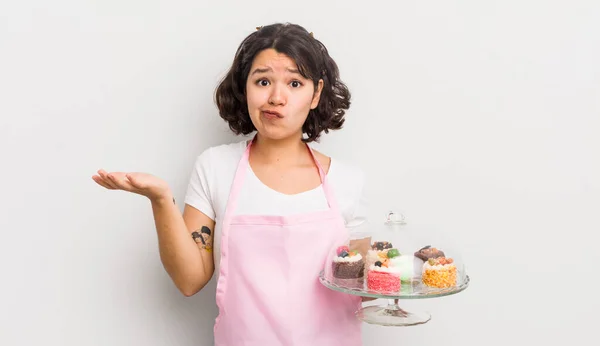 Csinos Spanyol Lány Zavarodott Zavarodott Kételkedő Házi Sütemény Koncepció — Stock Fotó