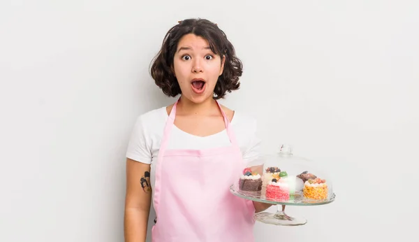 Csinos Spanyol Lány Nagyon Meglepettnek Vagy Meglepettnek Tűnik Házi Sütemény — Stock Fotó