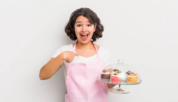 Csinos Spanyol Lány Boldog Önmagára Mutogat Egy Izgatottsággal Házi Sütemény — Stock Fotó