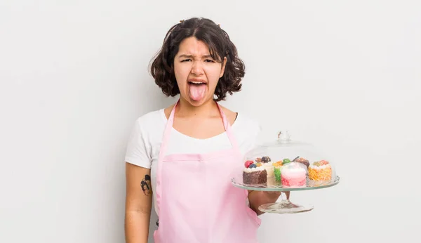 Красива Іспаномовна Дівчина Відчуває Огиду Роздратованість Язик Концепція Домашніх Тортів — стокове фото