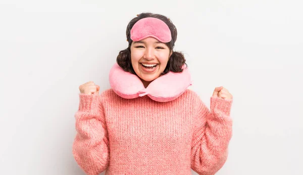 Menina Bastante Hispânica Sentindo Chocado Rindo Celebrando Sucesso Conceito Passageiro — Fotografia de Stock