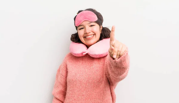 Menina Bastante Hispânica Sorrindo Orgulhosa Confiantemente Fazendo Número Conceito Passageiro — Fotografia de Stock