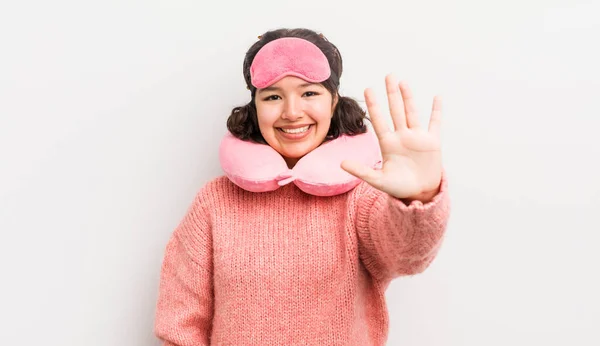 Vacker Latinamerikansk Flicka Ler Och Ser Vänlig Visar Nummer Fem — Stockfoto