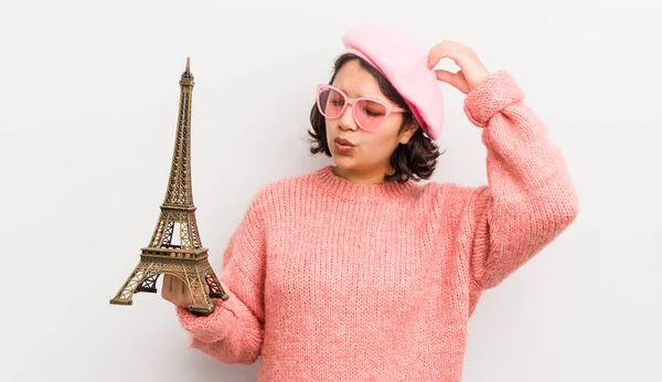 Menina Bastante Hispânica Sorrindo Feliz Sonhando Acordado Duvidar Conceito Paris — Fotografia de Stock