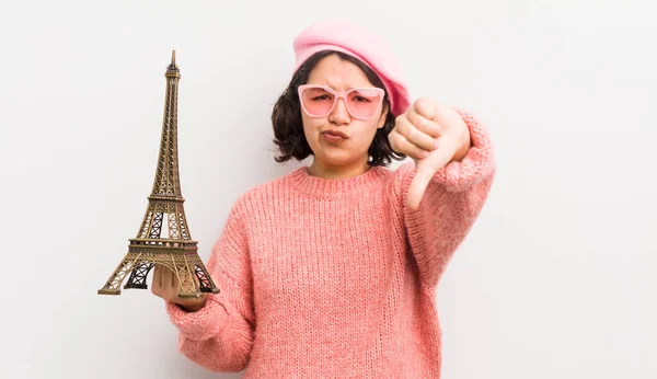 Uma Rapariga Muito Hispânica Sentir Zangada Mostrar Polegares Conceito Paris — Fotografia de Stock