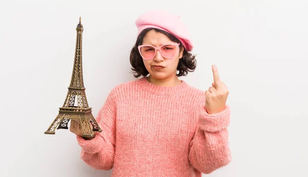 Menina Bastante Hispânica Sentindo Raiva Irritado Rebelde Agressivo Conceito Paris — Fotografia de Stock