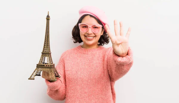 Гарна Іспаномовна Дівчина Посміхається Виглядає Доброзичливо Показуючи Номер Чотири Паризька — стокове фото