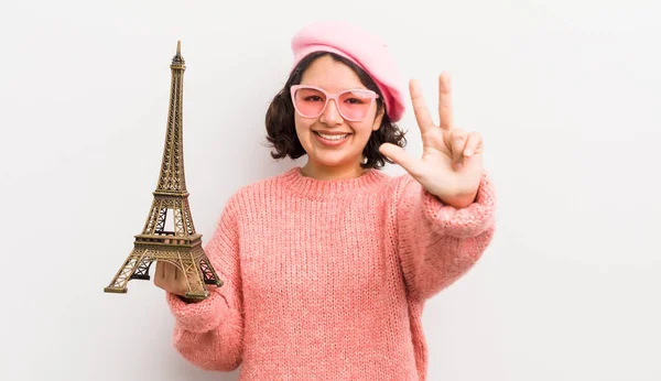 Гарна Іспаномовна Дівчина Посміхається Виглядає Доброзичливо Показуючи Номер Три Паризька — стокове фото