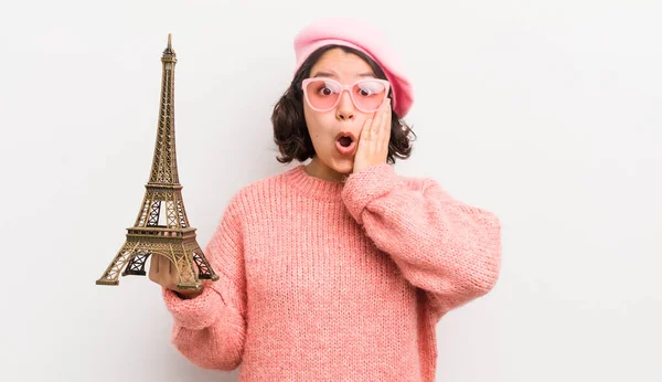 Menina Bastante Hispânica Sentindo Chocado Assustado Conceito Paris — Fotografia de Stock