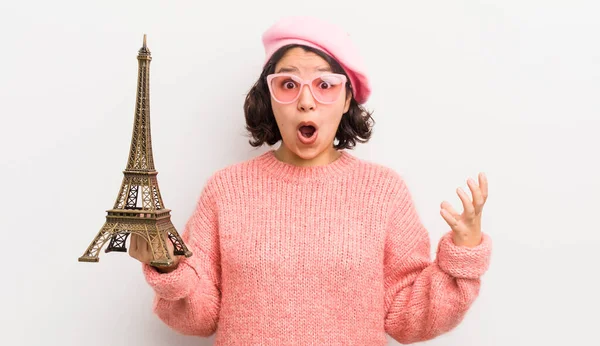 Красива Іспаномовна Дівчина Здивована Шокована Вражена Неймовірною Несподіванкою Паризька Концепція — стокове фото
