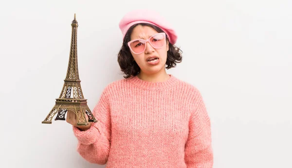 Dość Latynoska Dziewczyna Czuje Się Zakłopotana Zdezorientowana Koncepcja Paryska — Zdjęcie stockowe