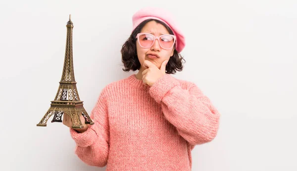 Całkiem Latynoska Dziewczyna Myśląca Wątpiąca Zdezorientowana Koncepcja Paryska — Zdjęcie stockowe