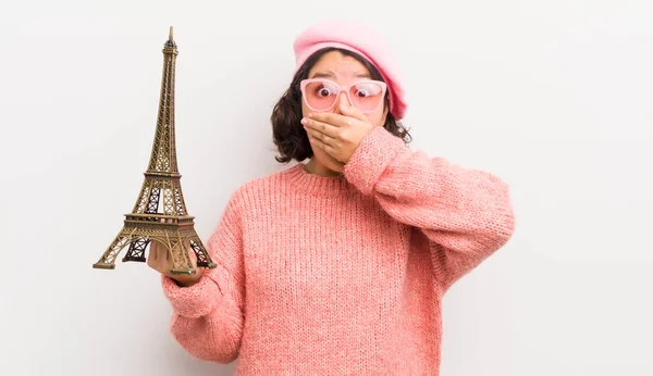 Ładna Latynoska Zakrywająca Usta Szokującymi Rękami Koncepcja Paryska — Zdjęcie stockowe