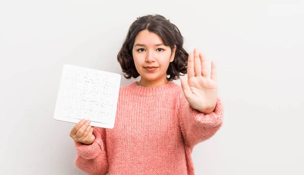 Hübsches Hispanisches Mädchen Sieht Ernst Aus Und Zeigt Geöffnete Handfläche — Stockfoto