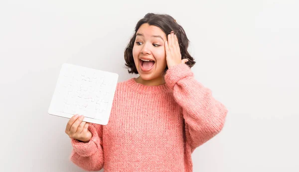 Chica Hispana Bonita Sentirse Feliz Emocionado Sorprendido — Foto de Stock