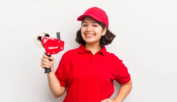 Vrij Latino Meisje Glimlachend Gelukkig Met Een Hand Heup Zelfverzekerd — Stockfoto