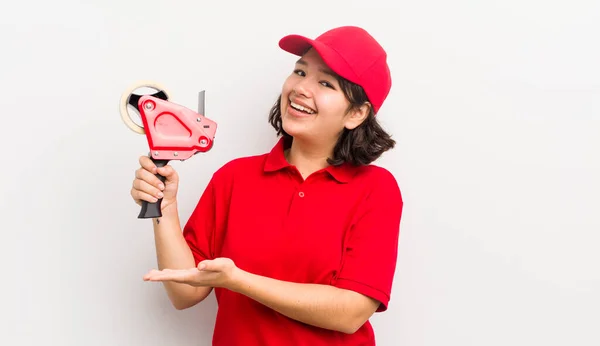 Bella Ragazza Ispanica Sorridente Allegramente Sentendosi Felice Mostrando Concetto Concetto — Foto Stock