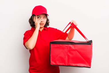 Oldukça İspanyol bir kız bıkkın, bıkkın ve uykulu hissediyor yorucu bir geceden sonra. Fast food dağıtım konsepti