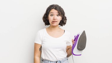 Şaşkın ve şaşkın görünen güzel İspanyol kız. çamaşır konsepti