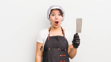 Güzel İspanyol kız çok şaşırmış ya da şaşkın görünüyor. Kasap konsepti