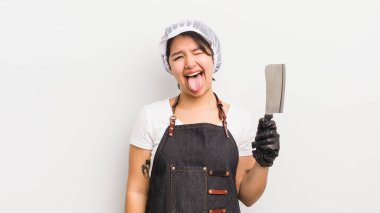 Neşeli ve asi tavırları olan, şaka yapan ve dilini dışarı çıkaran güzel İspanyol bir kız. Kasap konsepti