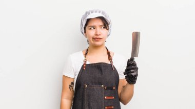 Hispanik bir kız üzgün, üzgün ya da kızgın ve yana bakıyor. Kasap konsepti