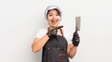 Güzel İspanyol kız heyecanlı ve şaşırmış görünüyor. Kasap konsepti