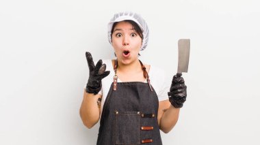 Oldukça İspanyol bir kız inanılmaz bir sürprizle şaşkına dönmüş ve hayrete düşmüştü. Kasap konsepti