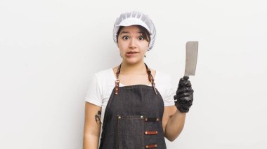 Şaşkın ve şaşkın görünen güzel İspanyol kız. Kasap konsepti