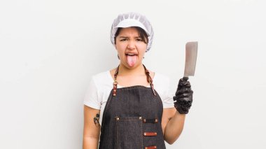 Güzel İspanyol kız iğreniyor, sinirleniyor ve dili dışarı çıkıyor. Kasap konsepti