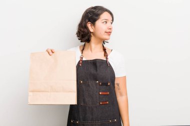 Profildeki güzel İspanyol kız hayal mi kuruyor, hayal mi kuruyor yoksa hayal mi kuruyor? çalışanı götür.