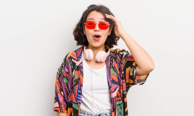 Güzel İspanyol kız mutlu, şaşkın ve şaşırmış görünüyor. gençlik kavramı