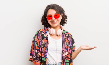 Güzel İspanyol kız neşeyle gülümsüyor, mutlu hissediyor ve bir konsept gösteriyor. gençlik kavramı